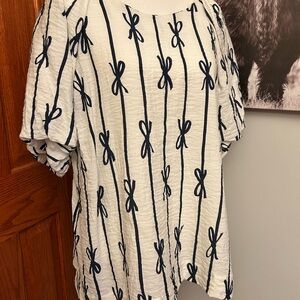 Umgee White and Navy Bow Pattern Blouse